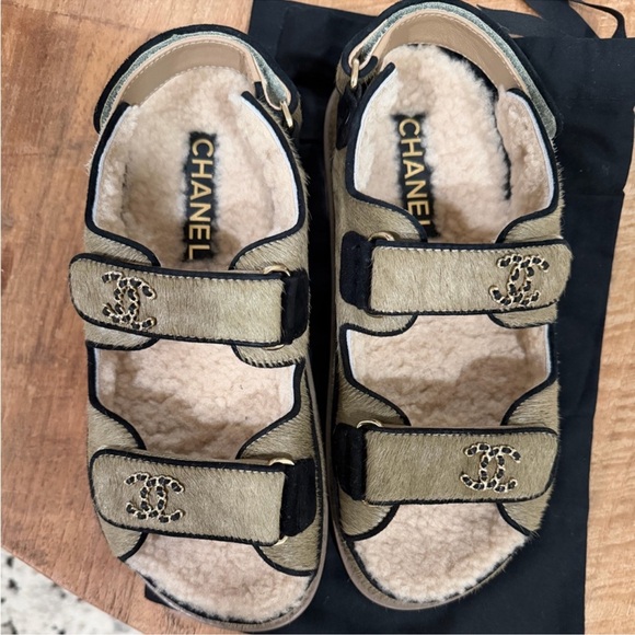 New Chanel Calf Hair Suede Shearling Dad Sandals Size 38 Beige - Picture 2 of 9